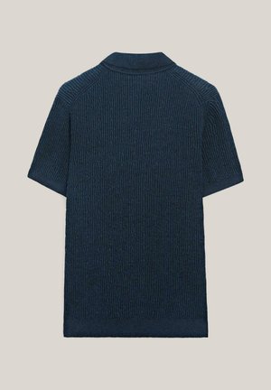 Marineblaues kurzärmeliges Strick-Poloshirt mit strukturiertem Rippenmuster und umgeschlagenem Kragen, von hinten auf neutralem Hintergrund gezeigt.