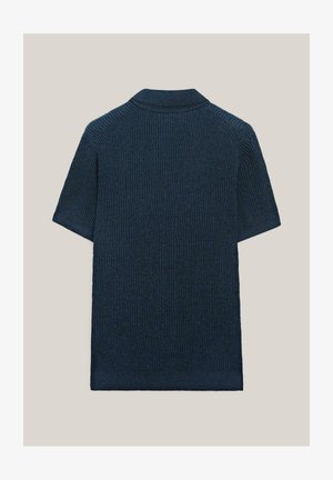 Marineblaues kurzärmeliges Strick-Poloshirt mit strukturiertem Rippenmuster und umgeschlagenem Kragen, von hinten auf neutralem Hintergrund gezeigt.