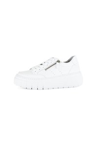 Sneakers bianchi in pelle con suola a piattaforma, caratterizzati da dettagli perforati e una zip laterale, dotati di lacci piatti bianchi.