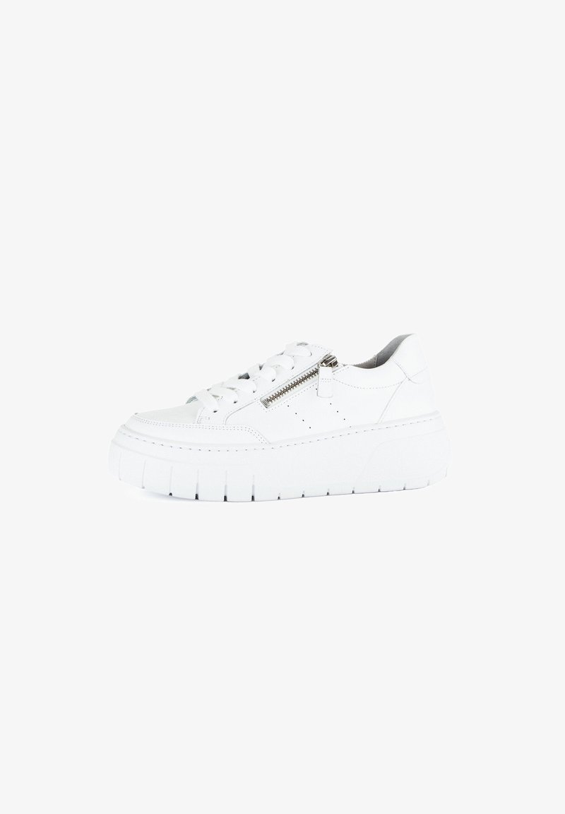 Baskets blanches en cuir avec une semelle plateforme, présentant des accents perforés et une fermeture éclair sur le côté, garnies de lacets plats blancs.