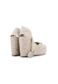 Wedges de esparto beige con parte superior de tejido trenzado, tacones envueltos en cuerda y correas de tela en el tobillo. Diseño de punta redonda y suela plana.