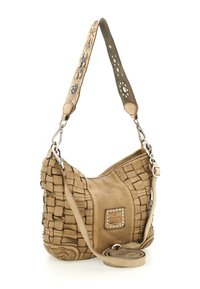 Borsa a tracolla in pelle intrecciata color cuoio con tracolla regolabile, dettagli in rilievo, borchie argento e etichetta decorativa sul davanti.