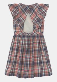 Vestito a quadri blu con maniche arruffate, schiena scoperta e gonna arricciata. Presenta motivi a quadretti multicolori in rosa, blu navy e bianco.