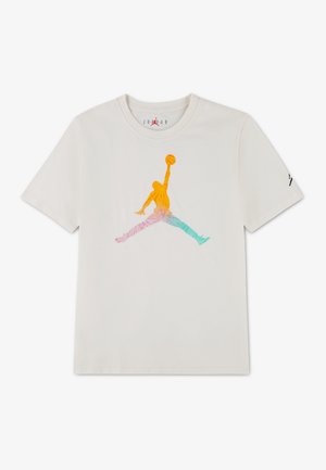 Weißes kurzärmeliges T-Shirt mit einem bunten Jordan-Logo, das die Silhouette eines Basketballspielers zeigt, der springt und einen Basketball über dem Kopf hält.