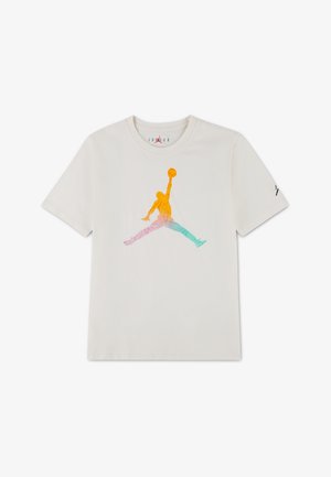 T-shirt blanc à manches courtes avec un logo coloré Jordan représentant la silhouette d'un joueur de basketball sautant, tenant un ballon au-dessus de la tête.