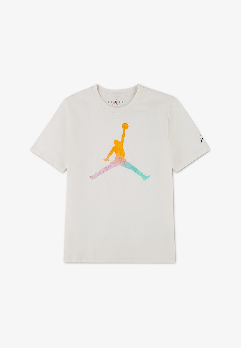 Λευκό κοντομάνικο t-shirt με πολύχρωμη σιλουέτα του λογότυπου Jordan που απεικονίζει έναν παίκτη μπάσκετ να πηδάει, κρατώντας μια μπάλα μπάσκετ πάνω από το κεφάλι του.