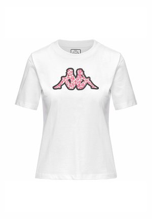 Maglietta bianca a maniche corte con un logo rosa a stampa leopardata raffigurante due figure sedute schiena contro schiena, contornate di nero, al centro del petto.