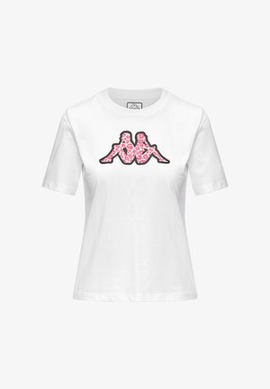 Maglietta bianca a maniche corte con un logo rosa a stampa leopardata raffigurante due figure sedute schiena contro schiena, contornate di nero, al centro del petto.