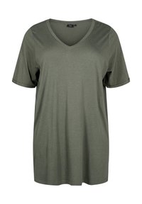Camiseta de manga corta color verde oliva con escote en V, hecha de una tela suave, que presenta un corte relajado y detalles cosidos en las mangas.
