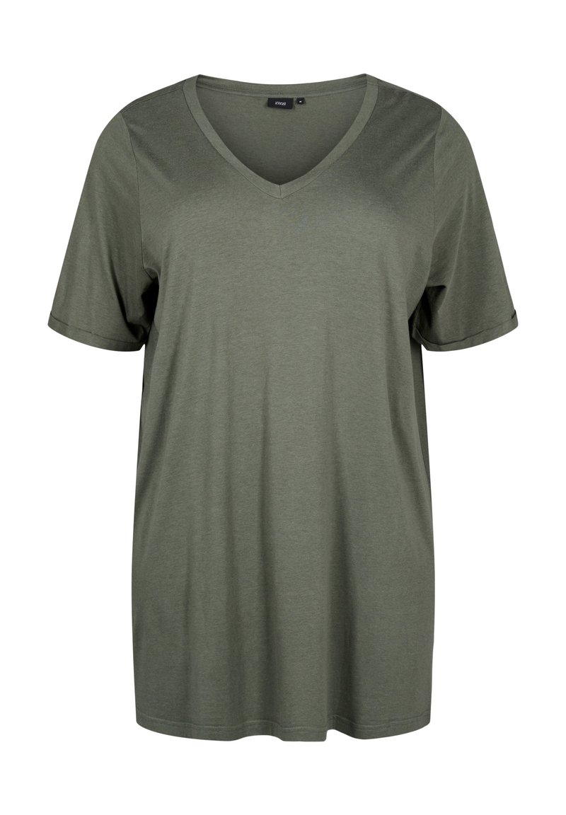 Camiseta de manga corta color verde oliva con escote en V, hecha de una tela suave, que presenta un corte relajado y detalles cosidos en las mangas.