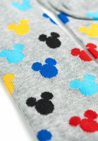 Tessuto grigio con un motivo di piccole silhouette colorate di Topolino in blu, nero, rosso, giallo e azzurro.