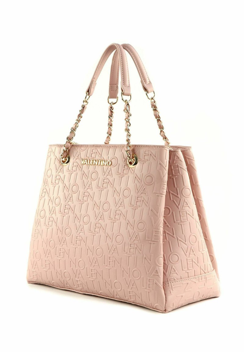 Bolso tote en tono rosa empolvado con el logo "VALENTINO" en relieve, doble asa para el hombro con detalles en cadena, forma rectangular, textura suave.