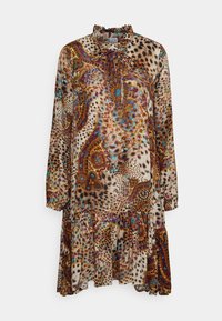 Robe à manches longues présentant un design coloré à motifs paisley et léopard, avec un col froncé et un ourlet en volants.
