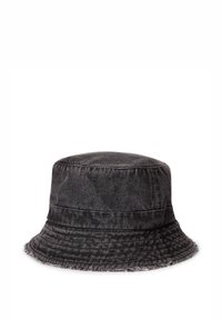 Cappello a secchiello in denim nero con finitura testurizzata, una larga visiera curva e bordi sfilacciati per un look casual.