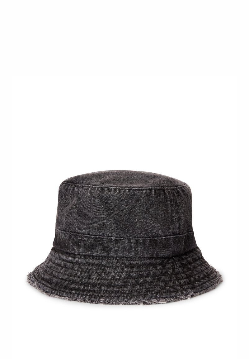 Cappello a secchiello in denim nero con finitura testurizzata, una larga visiera curva e bordi sfilacciati per un look casual.