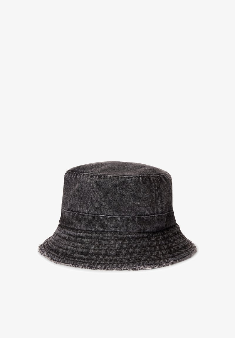 Chapeau seau en denim noir avec une finition texturée, un large bord courbé et des bords effilochés pour un look décontracté.