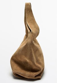 Borsa a tracolla in suede marrone con forma allungata, caratterizzata da una superficie liscia, dettagli cuciti e un'ampia apertura per una facile accessibilità.
