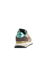 Sneaker beige e marrone con tallone metallico verde etichettato "SUN68", suola bianca e beige, e suola nera vista da dietro.