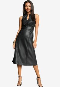 Rochie midi din piele neagră cu design fără mâneci, decolteu în formă de pește și talie strânsă. Textură netedă și detalii cusute contrastante.