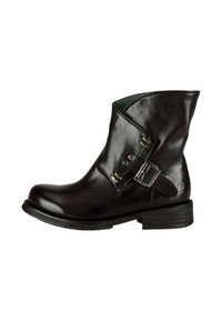 Botín de cuero negro hasta el tobillo con punta redondeada, detalle de hebilla lateral y un tacón bajo y texturizado. Superficie lisa con acentos mínimos.
