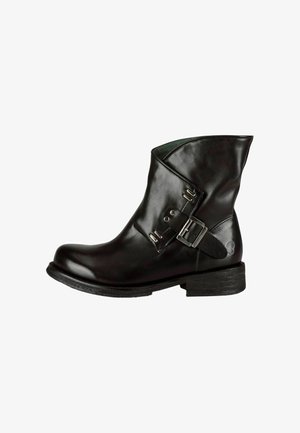 Černá kožená kotníková bota s kulatou špičkou, bočním detailem přezky a nízkým, texturovaným podpatkem. Hladký povrch s minimálními akcenty.