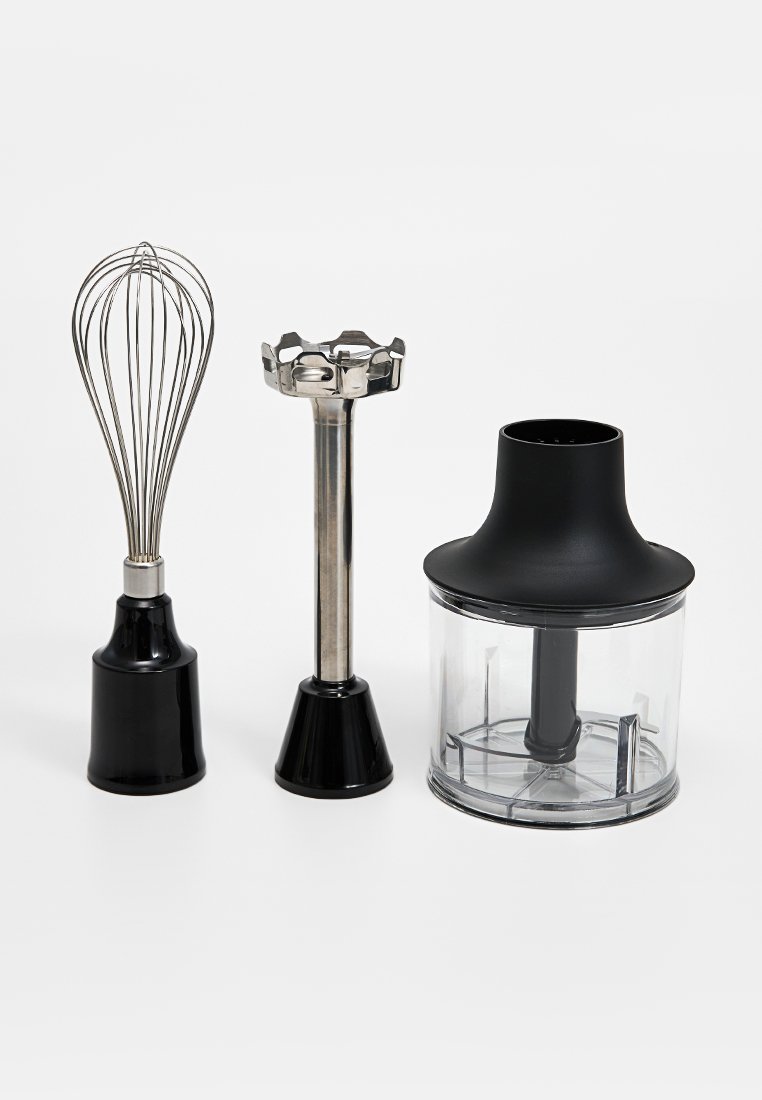 Trzy narzędzia kuchenne: stalowy trzepaczka, czarna plastikowa końcówka do mieszania oraz przezroczysty plastikowy siekacz z czarnymi akcentami.