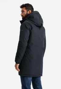 Schwarze isolierte Parka mit Kapuze, mit glatter Textur, verstellbarem Kordelzug und Seitentaschen. Entworfen für Wärme und Schutz.