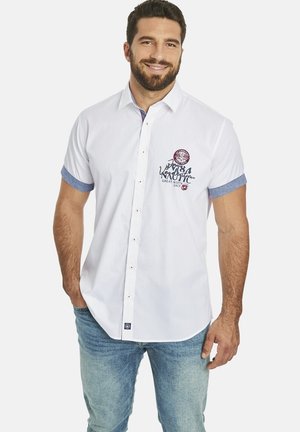 Weißes Kurzarmhemd mit blauen Kragenakzenten, ausgestattet mit besticktem Design auf der linken Seite und dekorativen Knöpfen entlang der Vorderseite.