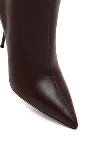 Braune Leder-Stiletto-Boots mit spitzem Zehenbereich, glatter Textur und subtilen Nähten entlang der Naht, erhöhtes Design.