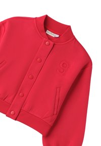 Chaqueta corta roja con cuello redondo, botones a presión y el número 9 bordado. Cuenta con bolsillos laterales y puños acanalados. Textura de tela suave.
