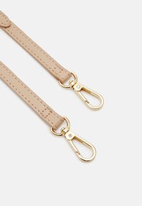 Bracelet en cuir nu avec quincaillerie métallique dorée, équipé de fermoirs à pince sur chaque extrémité et coutures sur les bords pour une meilleure durabilité.