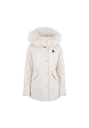 Parka blanca con capucha forrada de piel sintética, dos bolsillos delanteros y cierre de botón, con una textura suave y corte recto.