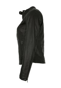 Schwarze Lederjacke mit taillierter Passform, asymmetrischem Frontreißverschluss und seitlichen Taschen. Glatte Textur und minimale Hardware-Details.