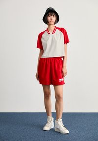 Nike Sportswear Apdrukāts T-krekls - light iron ore/fire red