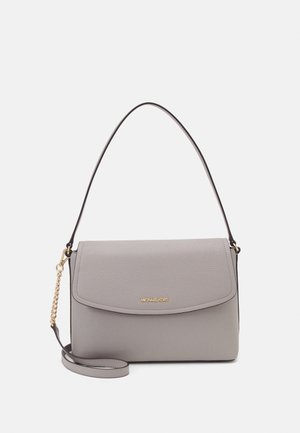 Sac à main en cuir gris texturé avec fermeture à rabat, petite bandoulière et détail chaîne dorée, marqué par un petit logo doré Michael Kors.