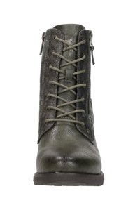 Groene leren enkelboot met gestructureerd oppervlak, voorveters, zijrits en rubberen zool; heeft versterkte stiksels en metalen accenten.