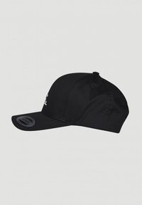 Sort baseball cap med en buet skygge, lavet af stof, med et hvidt broderet logo foran og ventilationshuller.