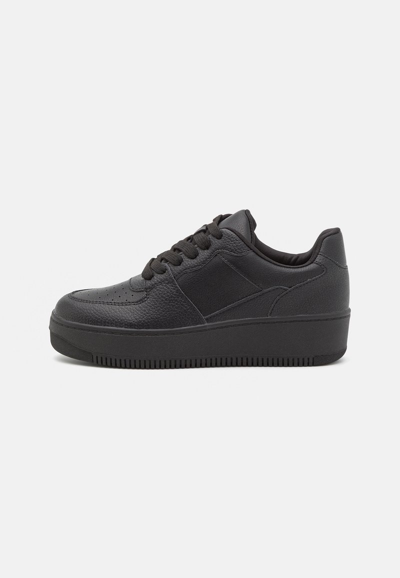 Sneaker in pelle nera con parte superiore texturizzata, punta rotonda, lacci piatti, suola in gomma e dettagli di cucitura sottili sui lati.