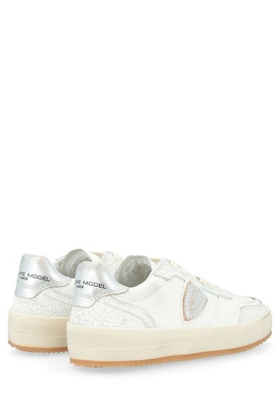 Witte leren sneakers met zilveren accenten, textuur overlays en een rubberen loopzool. Heeft een ronde neus en een gevoerde kraag voor comfort.