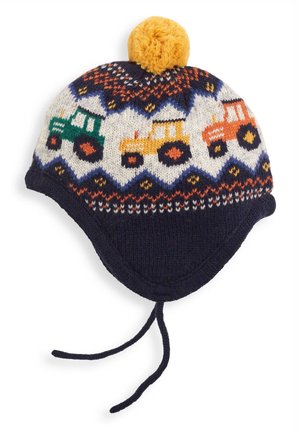 Strickmütze für den Winter mit einem marineblauen Grundton, verziert mit einem Fair-Isle-Muster, das grüne, gelbe und orangefarbene Traktoren zeigt, gekrönt von einem gelben Pompon.