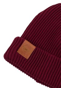 Burgundowy dzianinowy beret z prążkowaną teksturą, z brązową skórzaną naszywką wytłoczoną w górski wzór na złożonym mankiecie.