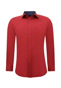 Rode lange mouw shirt in soepele stof met een knoopsluiting aan de voorkant, voorzien van een klassieke kraag en een contrasterende blauwe geblokte binnenkant van de nek.