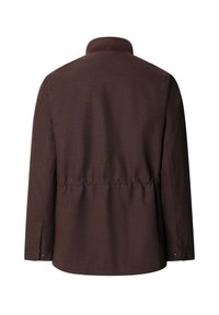 Hnedá bunda s dlhým rukávom, stojacím golierom, elastickým pásom na chrbte a gombíkovými manžetami. Jemná látka s textúrovaným povrchom.