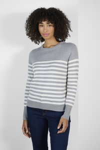 Pull en jersey rayé gris avec des rayures blanches horizontales. Manches longues et col rond, associé à un jean foncé.