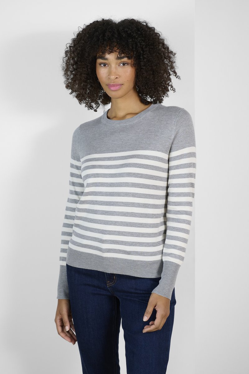 Pull en jersey rayé gris avec des rayures blanches horizontales. Manches longues et col rond, associé à un jean foncé.