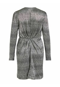 Robe longue à manches longues en argent métallique avec une finition texturée, design enveloppant à la taille et un éclat subtil sur l'ensemble du tissu. Vue de dos affichée.