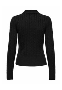 Czarny sweter z dzianiny o splocie warkoczowym, z długimi rękawami, dopasowaną sylwetką i płaskim kołnierzykiem. Teksturowany wzór na tkaninie tworzy głębię.