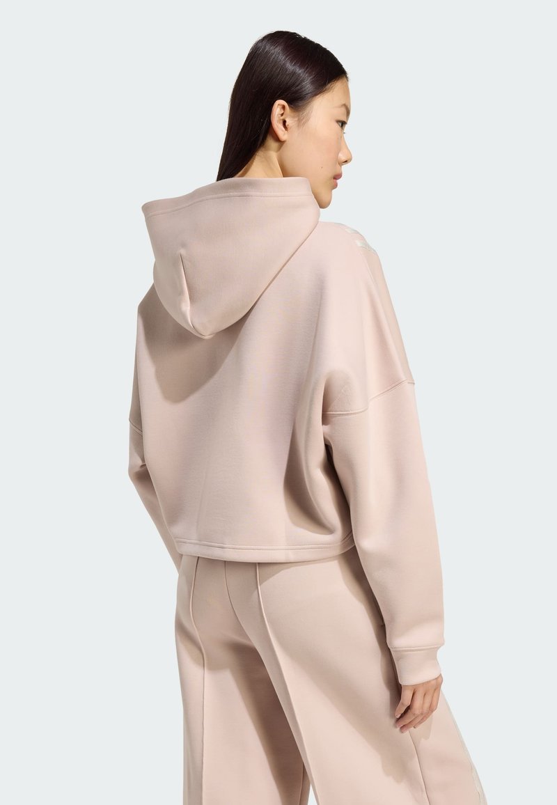 Felpa con cappuccio svasata in tessuto rosa chiaro. Caratterizzata da una vestibilità comoda e da una consistenza morbida, con dettagli accentuati sulle spalle.