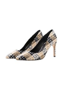 Zapatos de tacón alto de punta afilada en un patrón de cuadros negro, beige y blanco. La textura de la tela es tejida con un acabado suave. Tacón de aguja delgado.