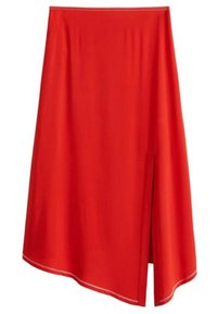 Jupe asymétrique rouge en tissu lisse, avec une fente sur le côté et un ourlet contrasté pour un détail supplémentaire.